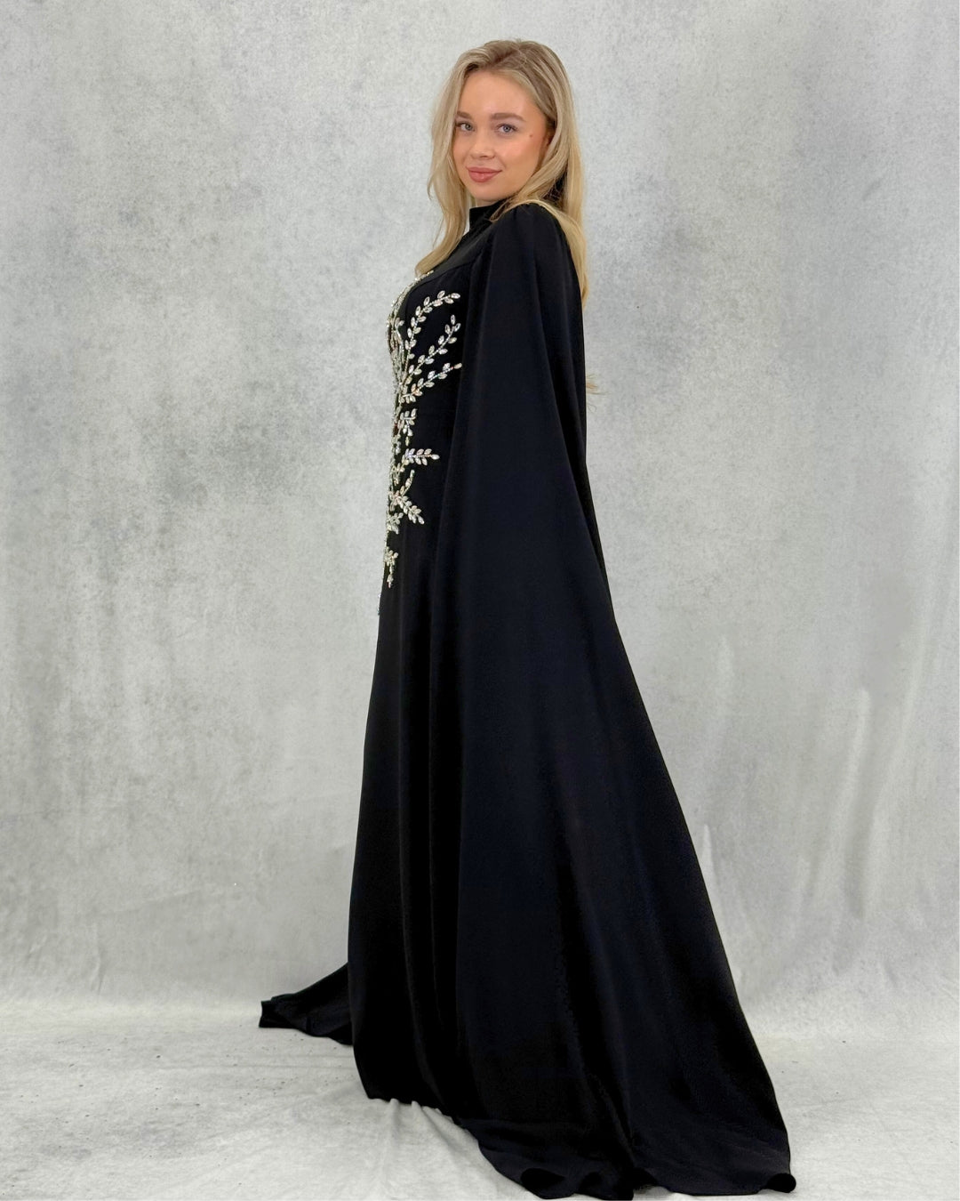 Langes Abendkleid mit Cape-Ärmeln und Stickereien in Stein