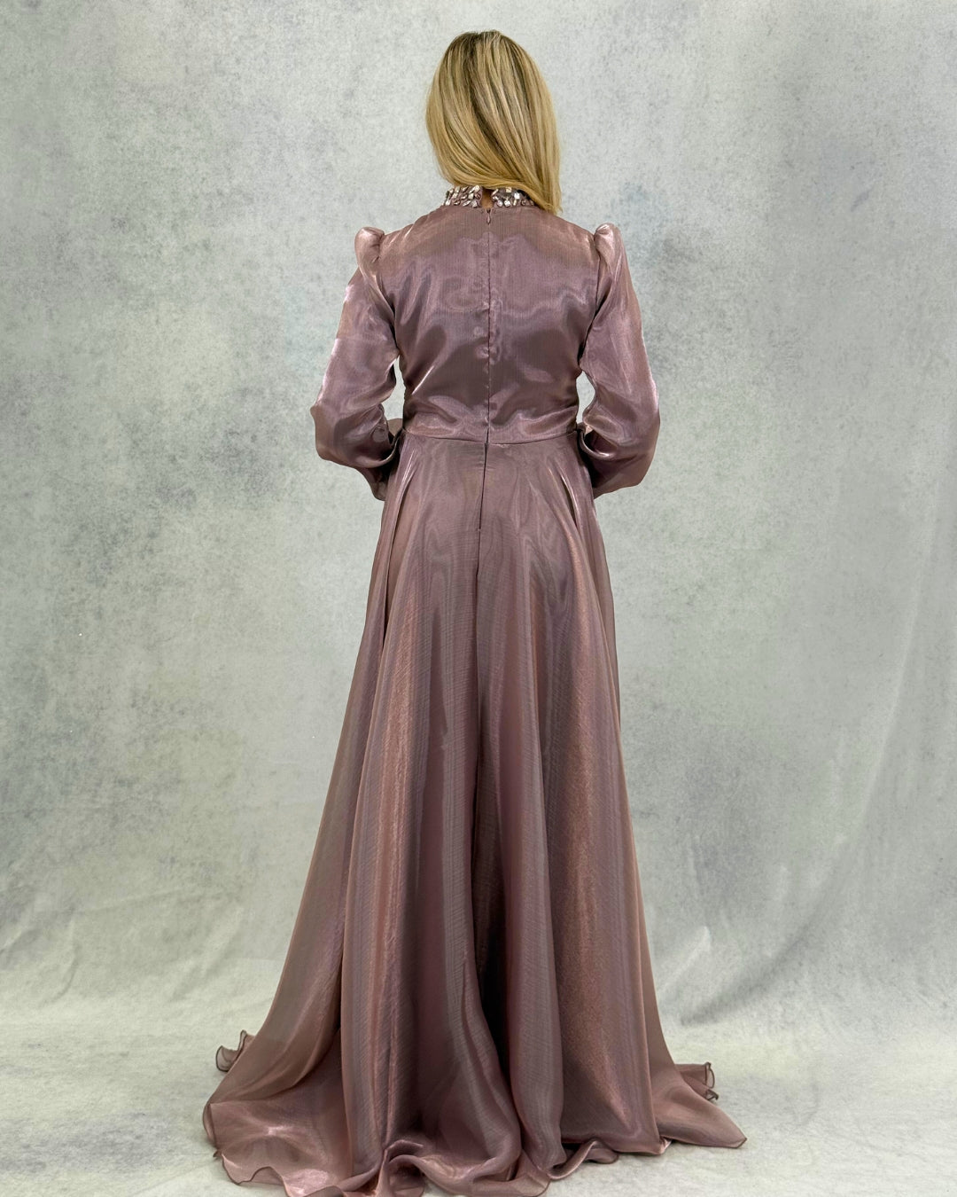 Langes Abendkleid in funkelnder Satinoptik mit Steindetail