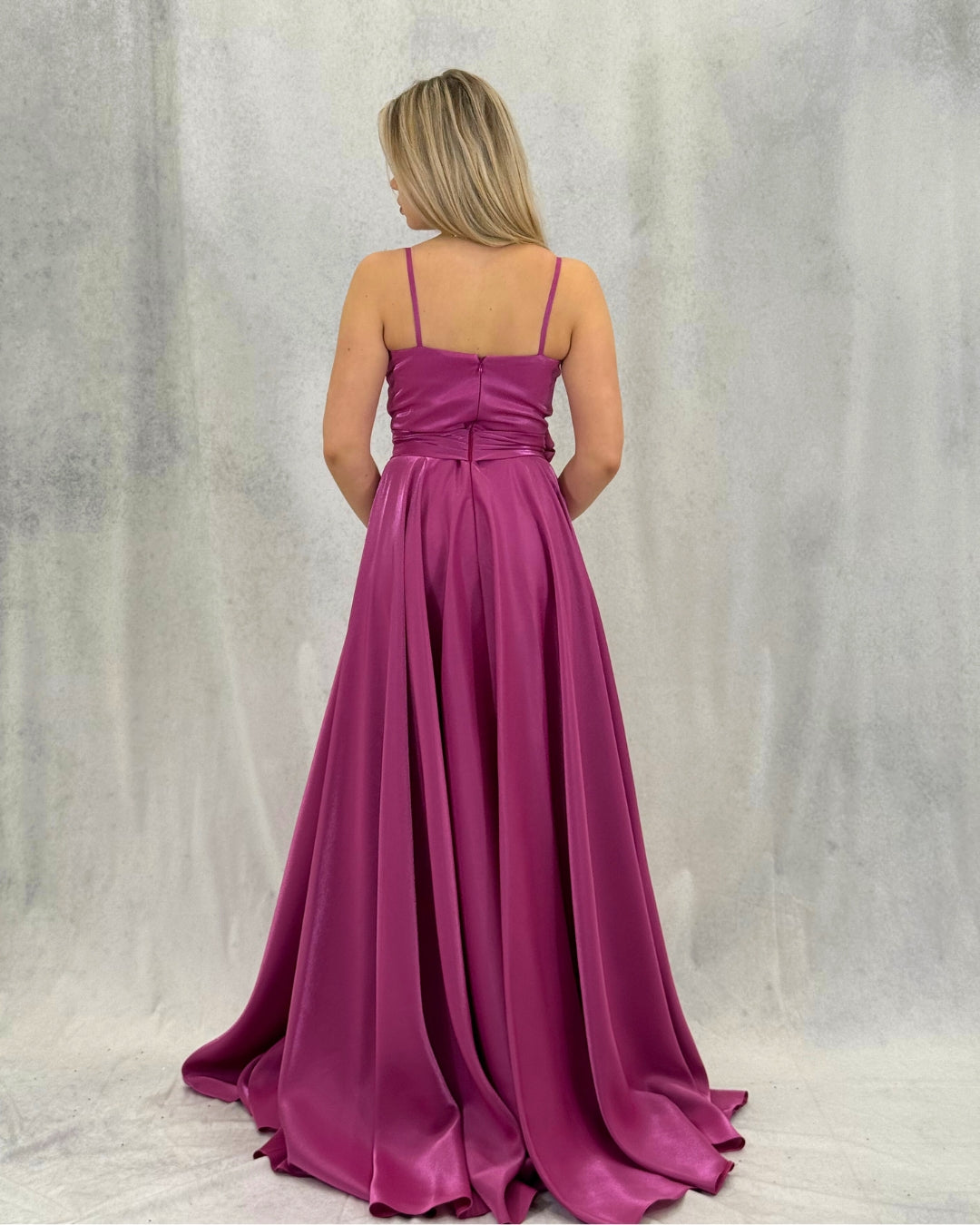 Abendkleid mit glitzernder Schärpe