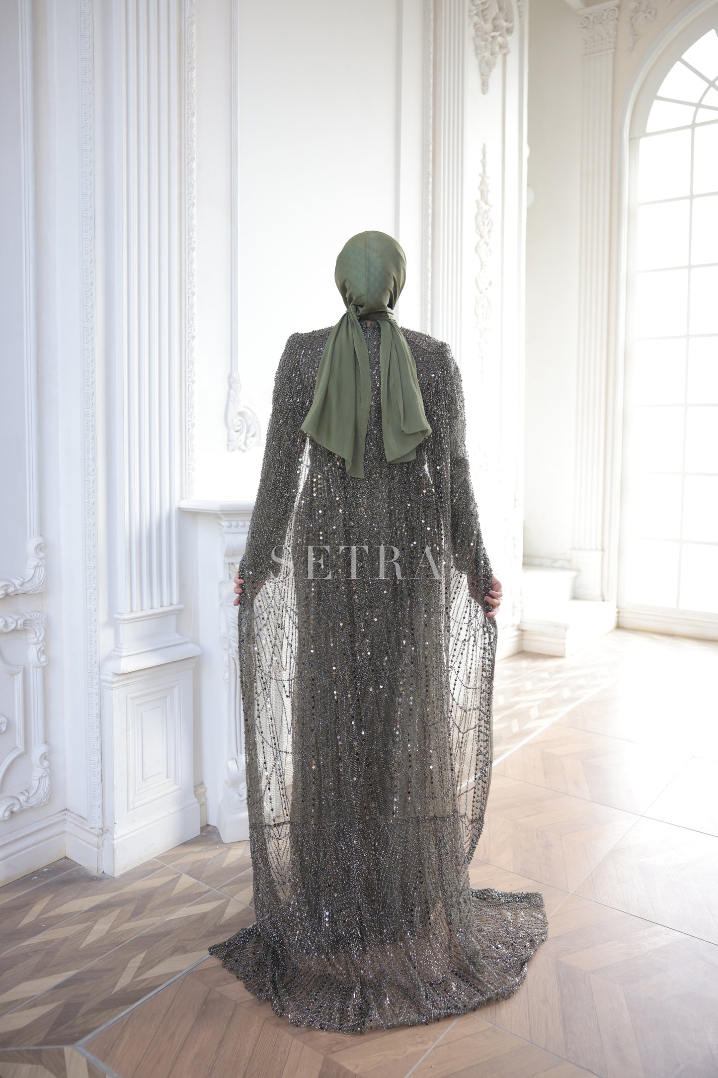 Abendkleid mit Cape im Sonderdesign