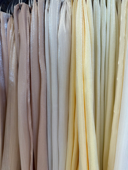 Elbiseye uygun zarif eşarp