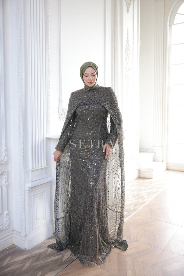 Exklusive Abendrobe mit Umhang – Glitzerndes Olivgrün