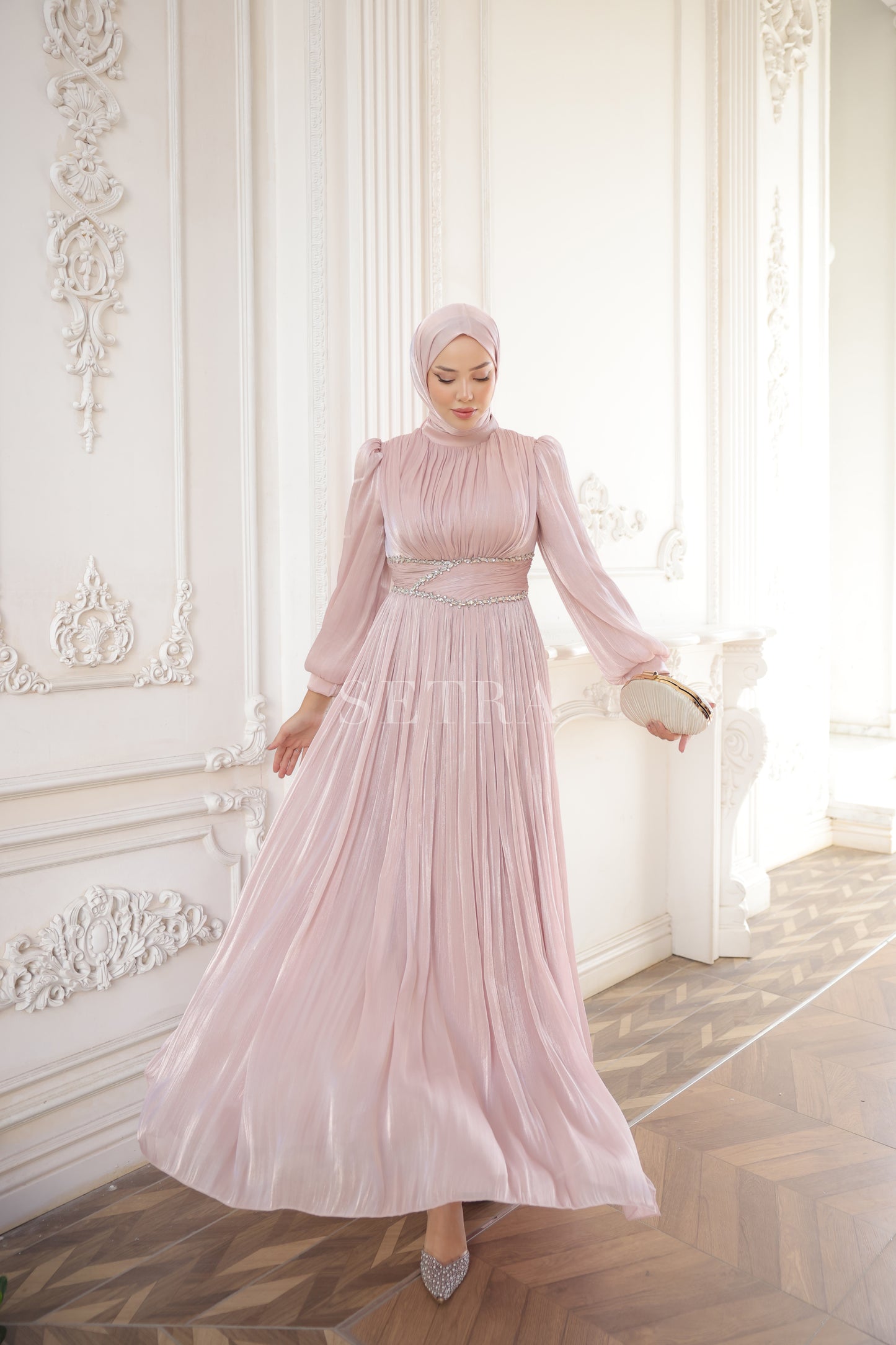 فستان سهرة مطوي للحجاب مع تفاصيل حجرية