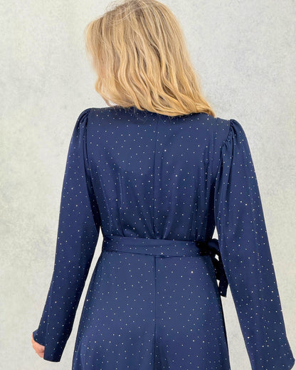 Kleid mit minimalistischem Steindetail und Gürtel