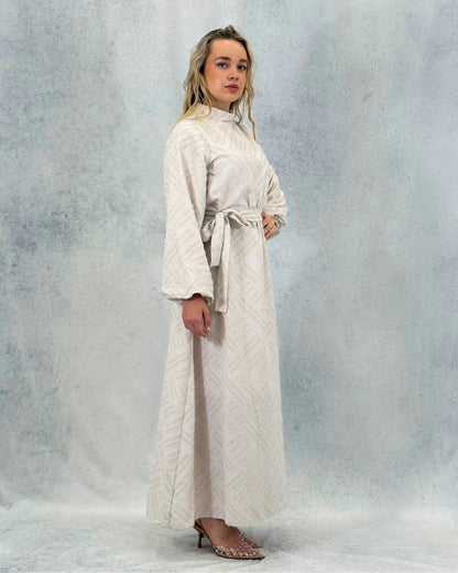 Glitzerndes strukturiertes Kleid mit Gürtel