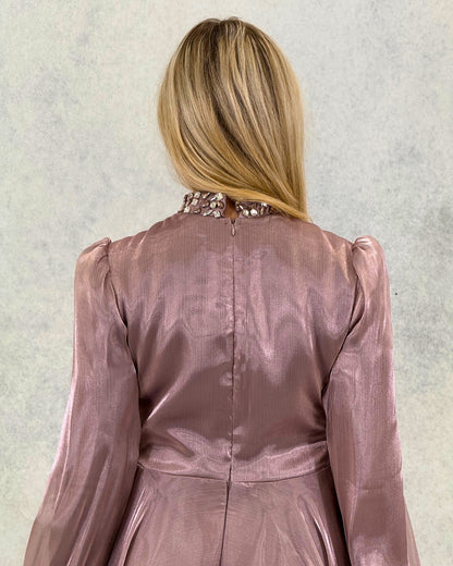 Langes Abendkleid in funkelnder Satinoptik mit Steindetail