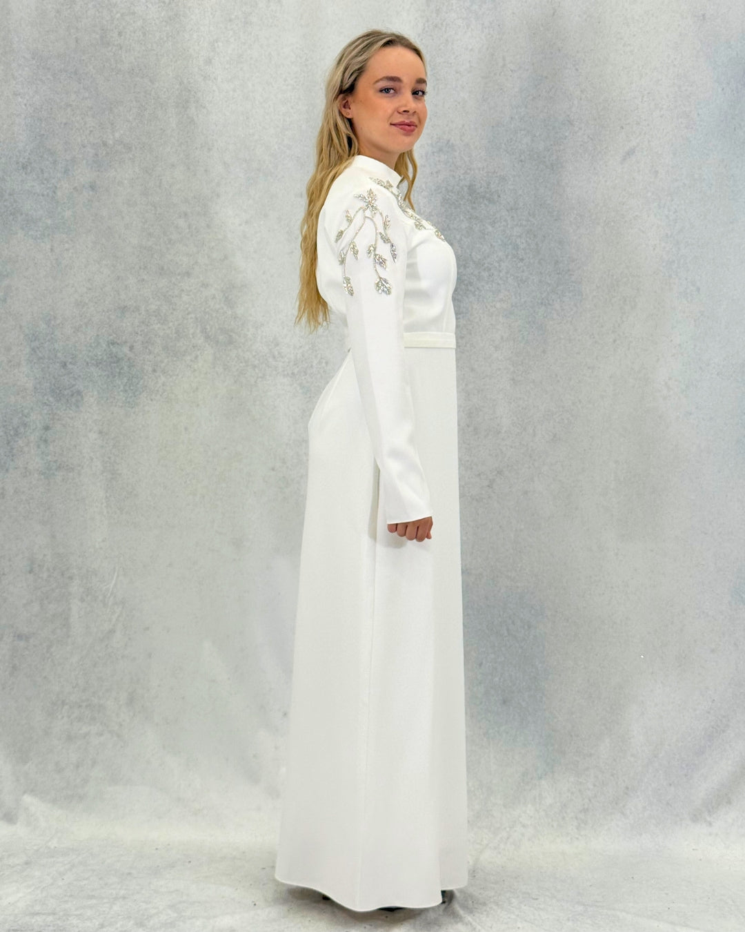 Alvina Stone – Schlichtes Abendkleid mit bestickter Schulterpartie