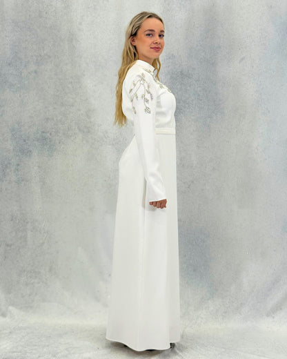 Alvina Stone – Schlichtes Abendkleid mit bestickter Schulterpartie