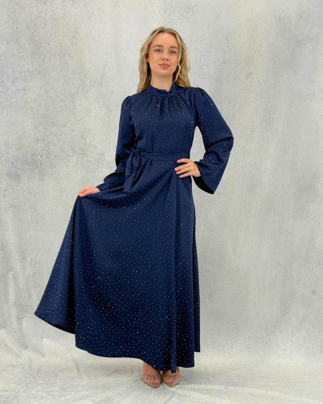 Kleid mit minimalistischem Steindetail und Gürtel