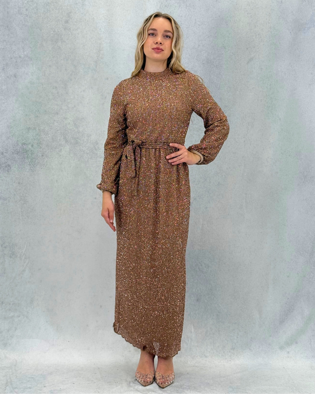 Glitzerndes strukturiertes Abendkleid mit Gürtel