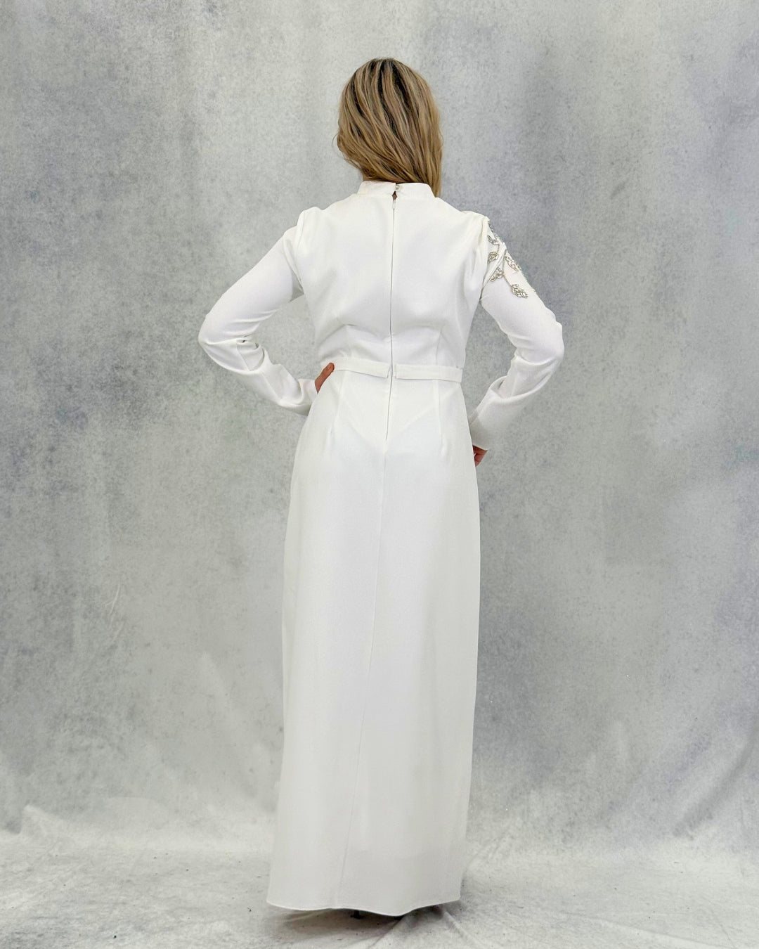 Alvina Stone – Schlichtes Abendkleid mit bestickter Schulterpartie