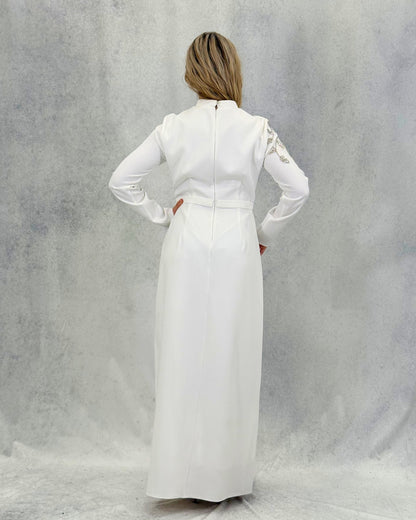 Alvina Stone – Schlichtes Abendkleid mit bestickter Schulterpartie