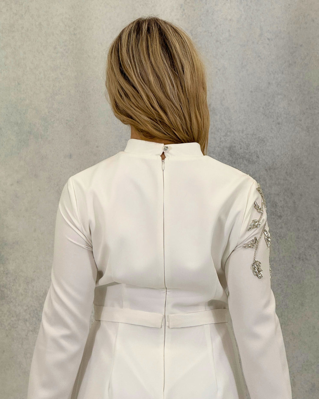 Alvina Stone – Schlichtes Abendkleid mit bestickter Schulterpartie