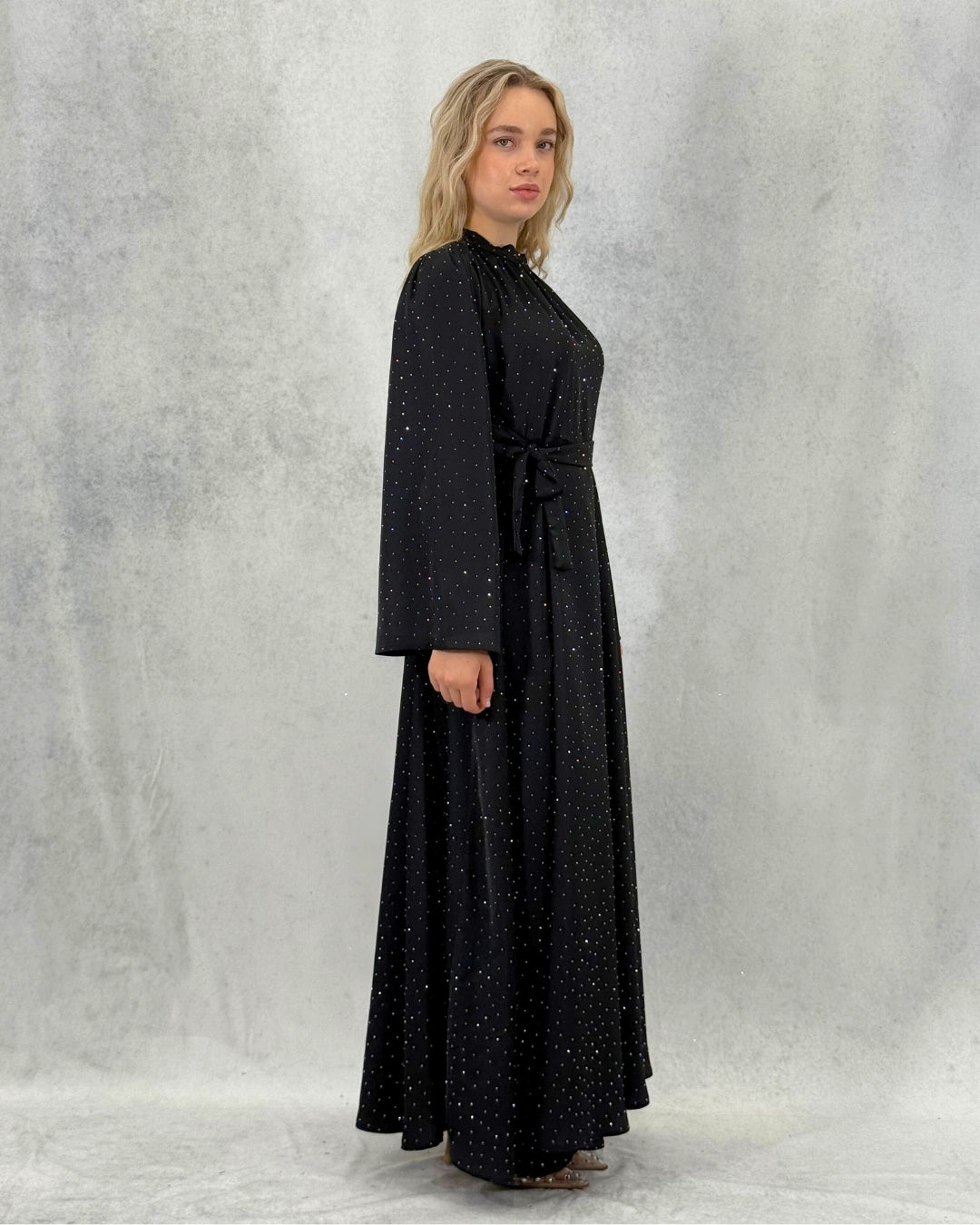 Kleid mit minimalistischem Steindetail und Gürtel