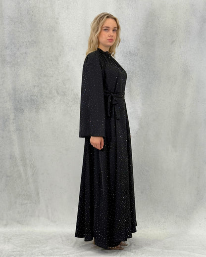 Kleid mit minimalistischem Steindetail und Gürtel