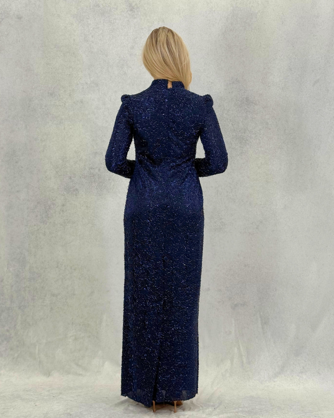 Glitzerndes, steinfarbenes, langes Abendkleid