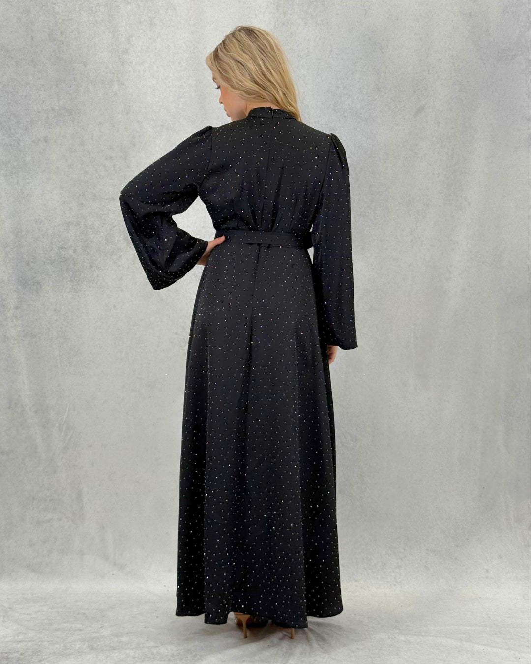 Kleid mit minimalistischem Steindetail und Gürtel