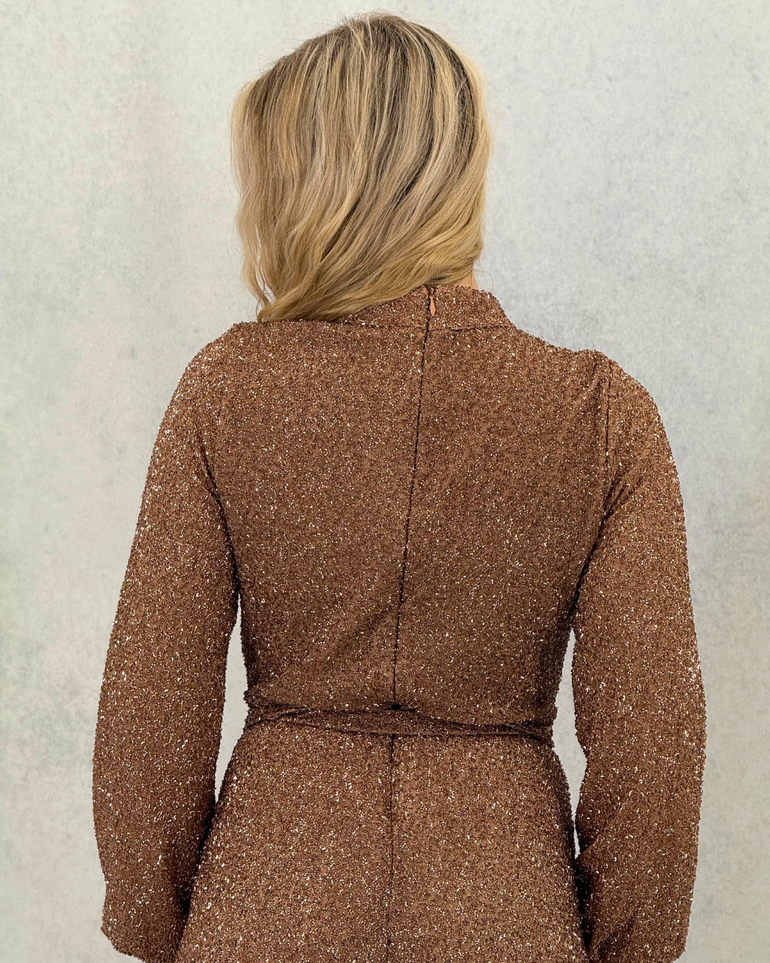 Glitzerndes strukturiertes Abendkleid mit Gürtel