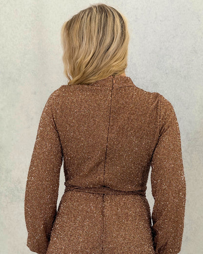 Glitzerndes strukturiertes Abendkleid mit Gürtel