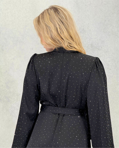 Kleid mit minimalistischem Steindetail und Gürtel
