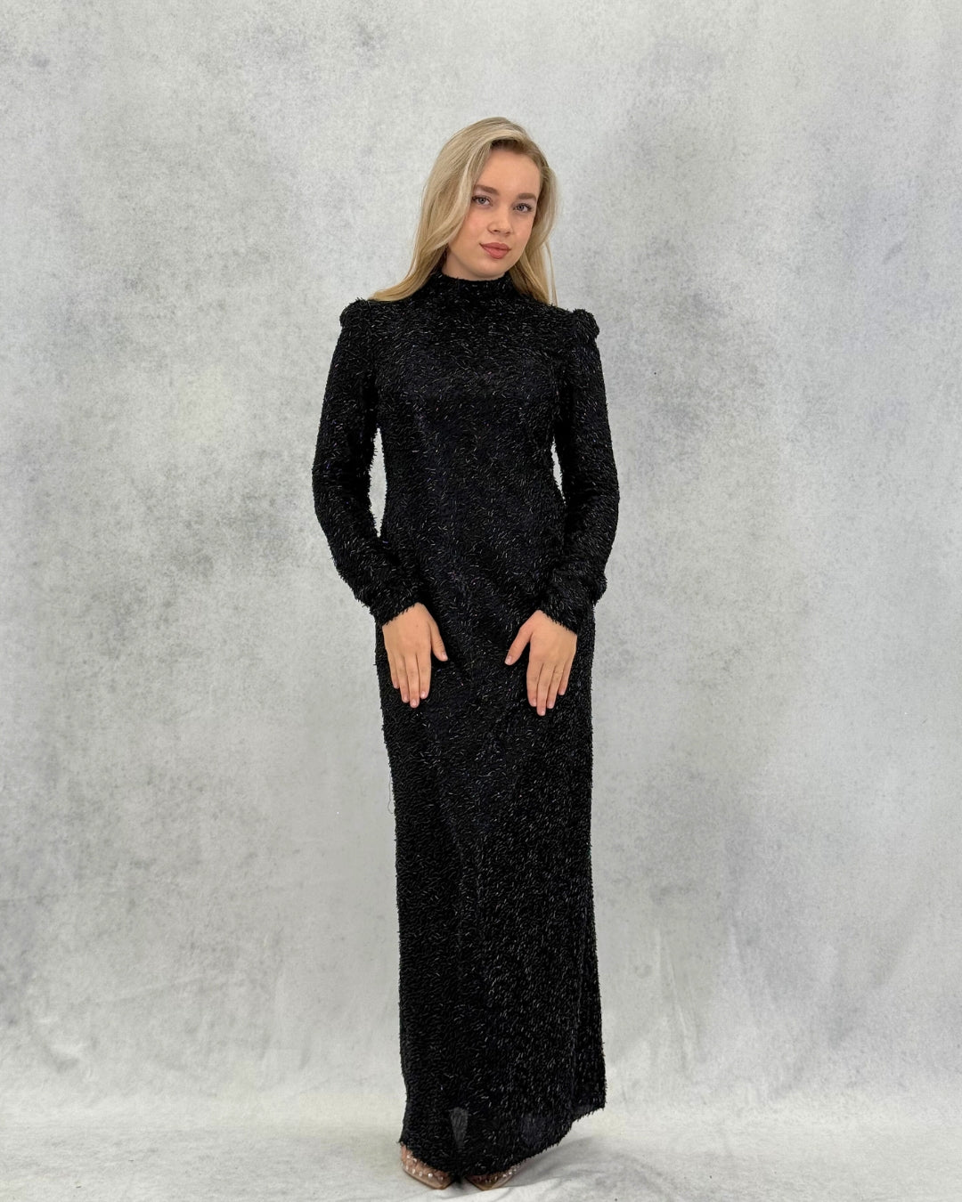 Glitzerndes, steinfarbenes, langes Abendkleid