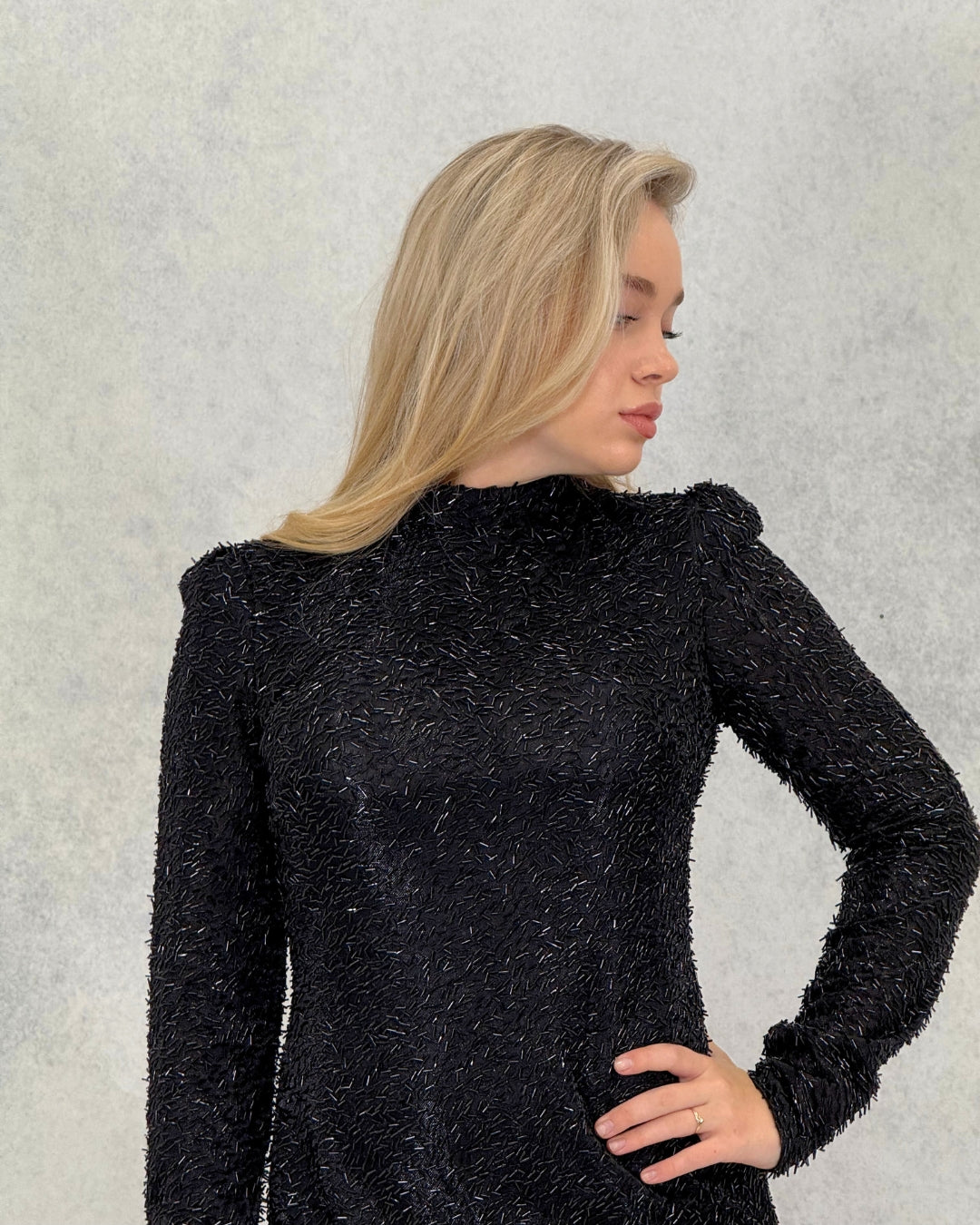 Glitzerndes, steinfarbenes, langes Abendkleid