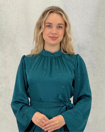 Kleid mit minimalistischem Steindetail und Gürtel