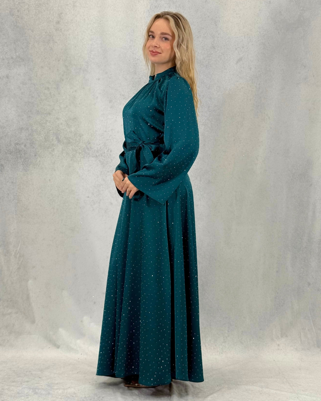 Kleid mit minimalistischem Steindetail und Gürtel