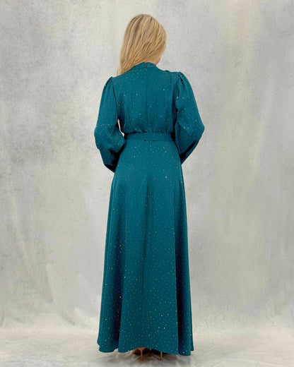 Kleid mit minimalistischem Steindetail und Gürtel
