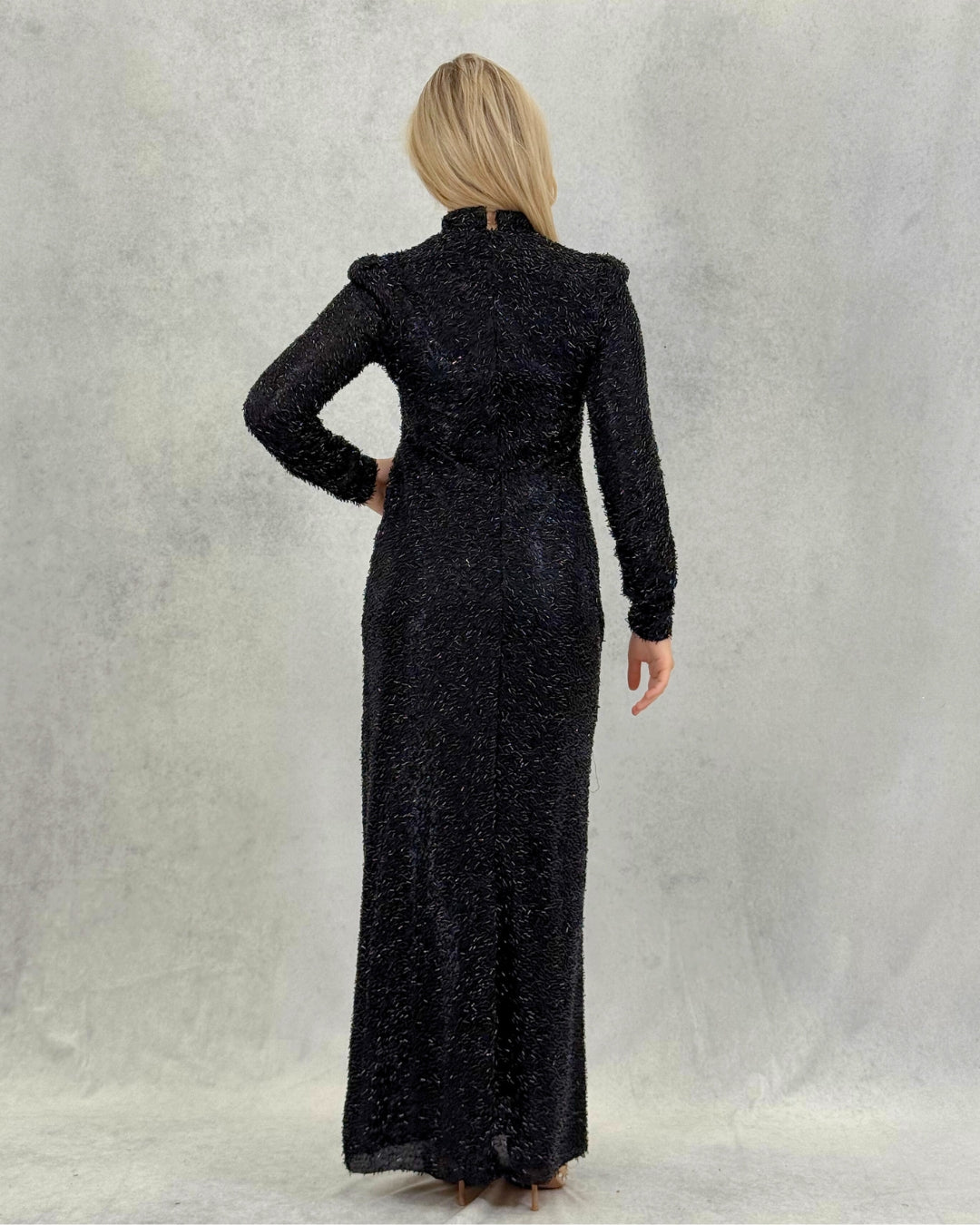Glitzerndes, steinfarbenes, langes Abendkleid