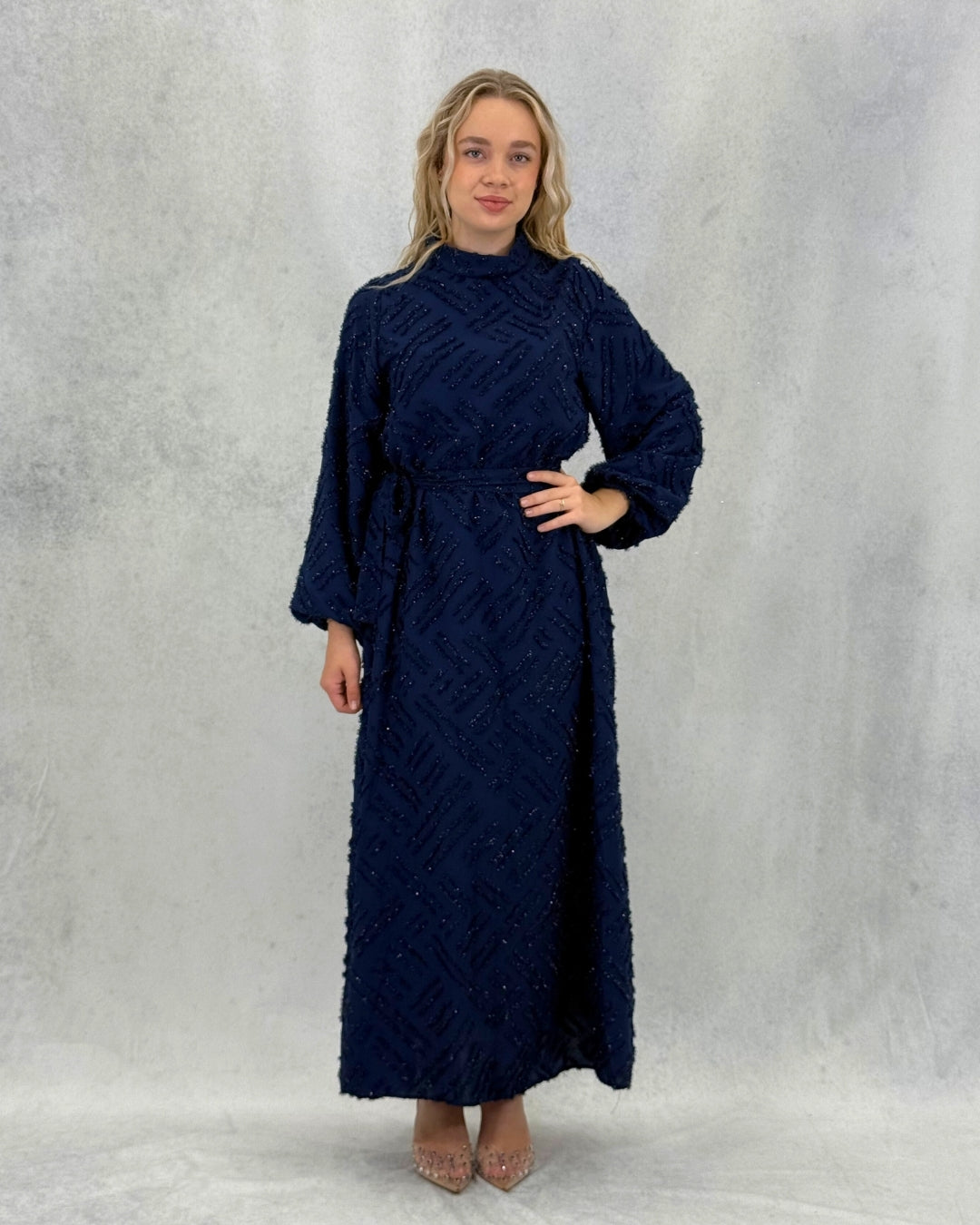 Glitzerndes strukturiertes Kleid mit Gürtel