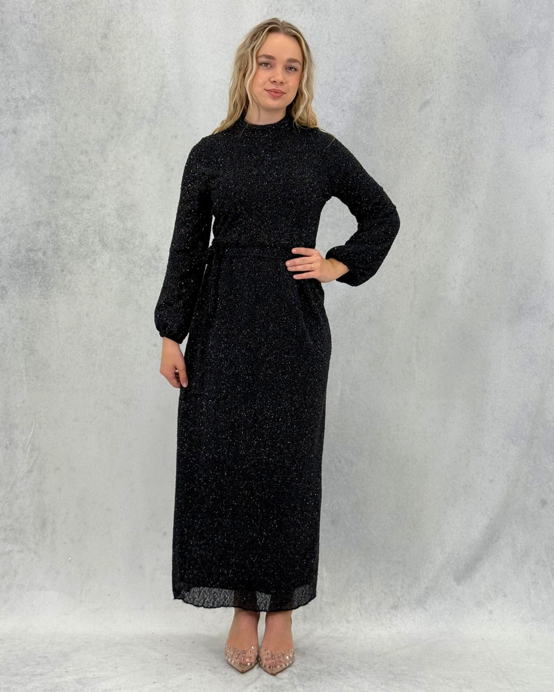 Glitzerndes strukturiertes Abendkleid mit Gürtel