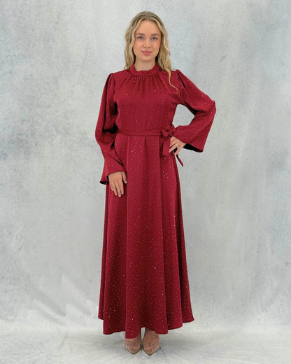 Kleid mit minimalistischem Steindetail und Gürtel