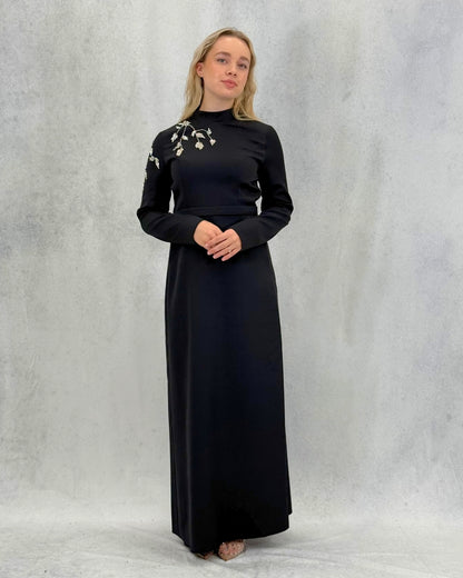 Alvina Stone – Schlichtes Abendkleid mit bestickter Schulterpartie