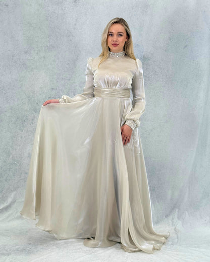 Langes Abendkleid in funkelnder Satinoptik mit Steindetail