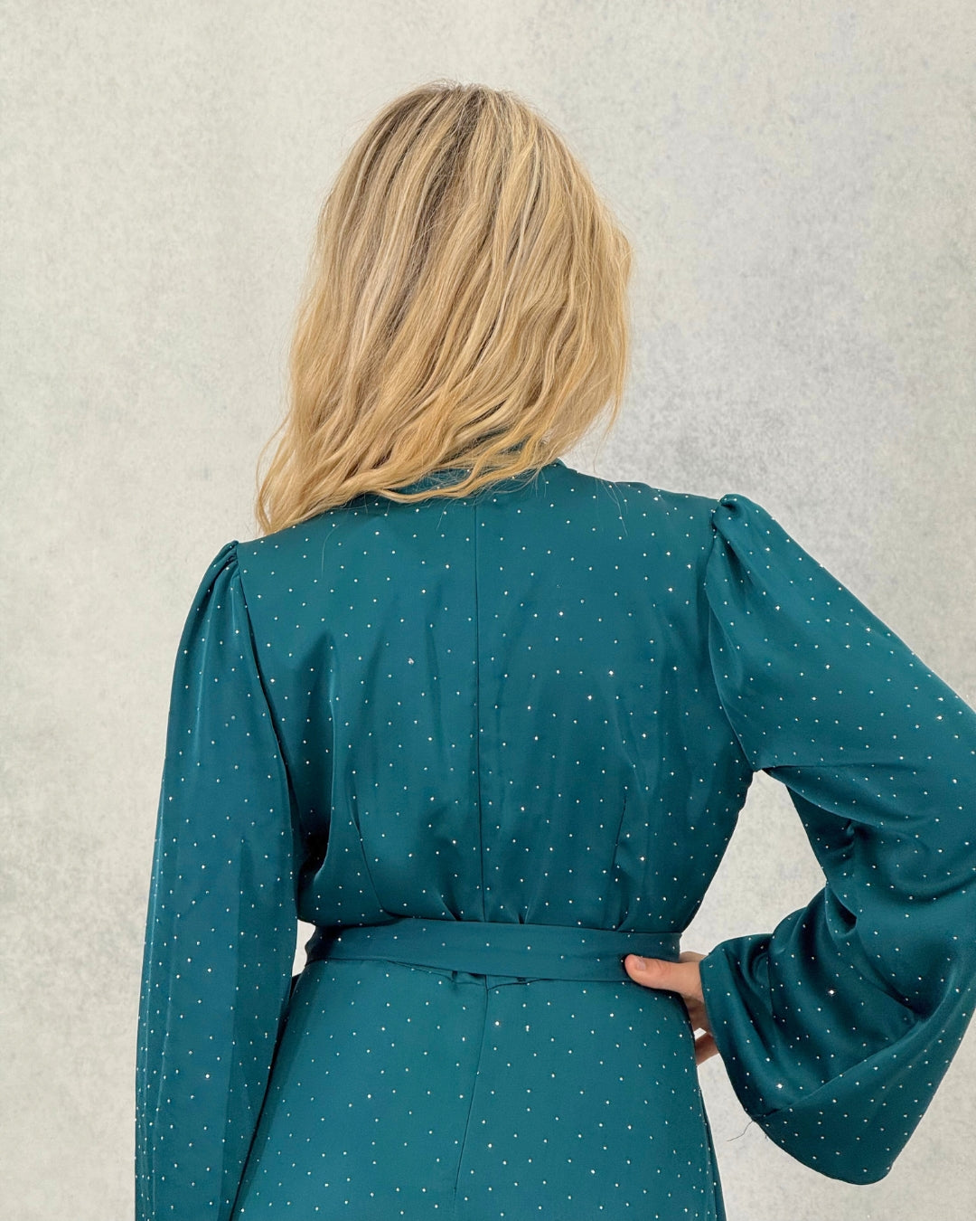 Kleid mit minimalistischem Steindetail und Gürtel