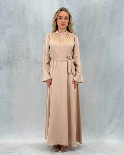 Kleid mit minimalistischem Steindetail und Gürtel
