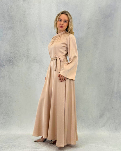 Kleid mit minimalistischem Steindetail und Gürtel