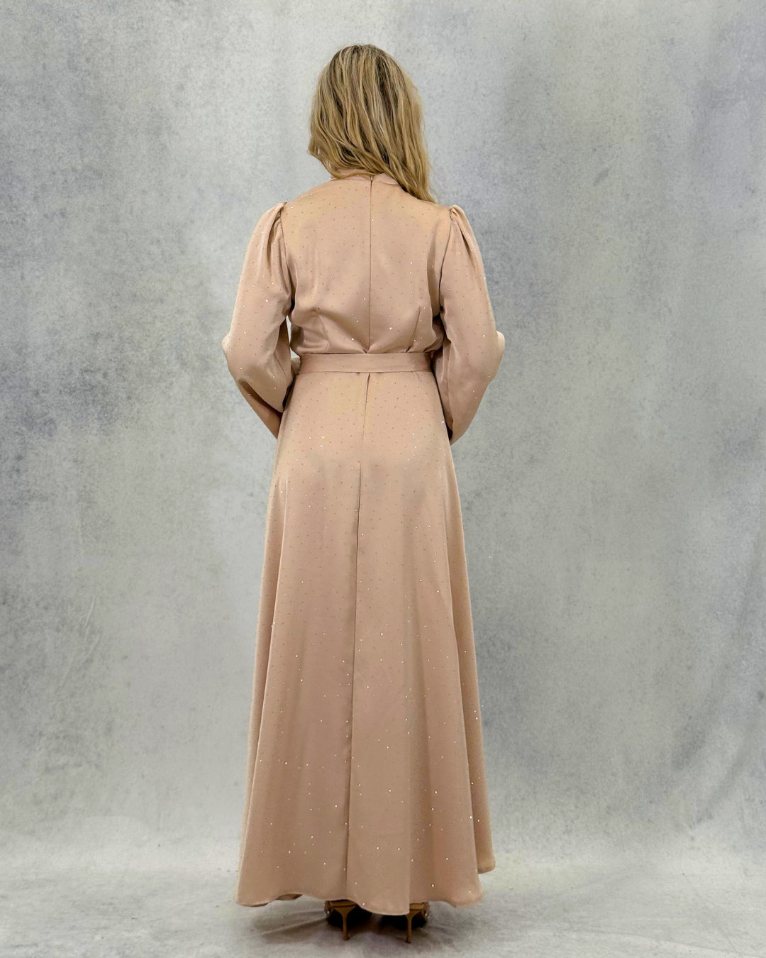 Kleid mit minimalistischem Steindetail und Gürtel
