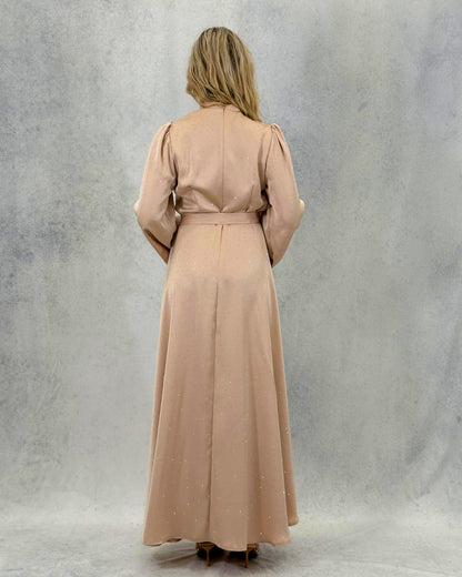 Kleid mit minimalistischem Steindetail und Gürtel