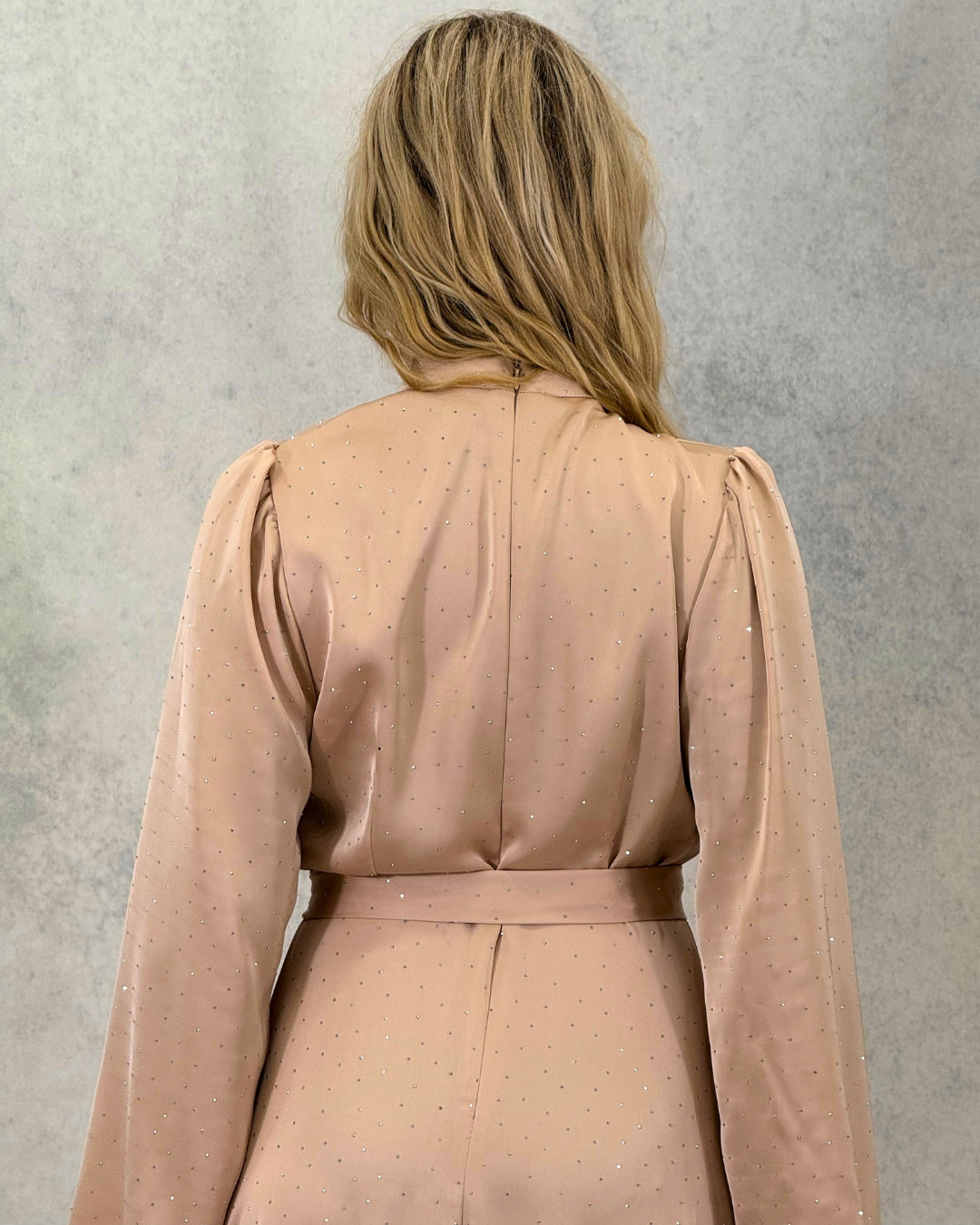 Kleid mit minimalistischem Steindetail und Gürtel