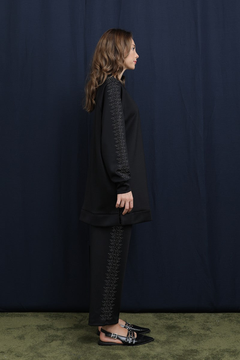 Kolları ve Pantolon Yanları Taş Detaylı Basic Takım