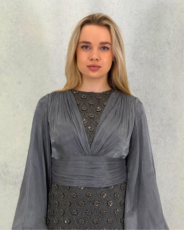 Glanz der Eleganz – Kleid mit besonderem Design