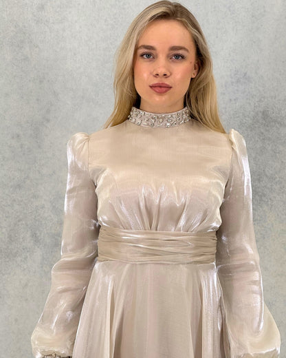 Langes Abendkleid in funkelnder Satinoptik mit Steindetail