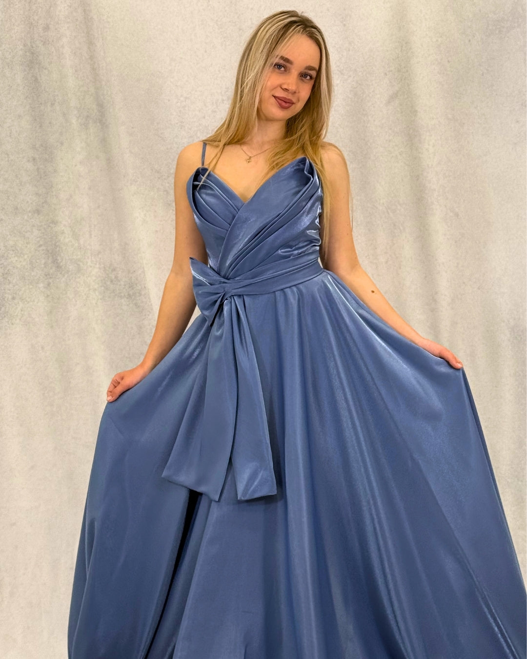 Abendkleid mit glitzernder Schärpe
