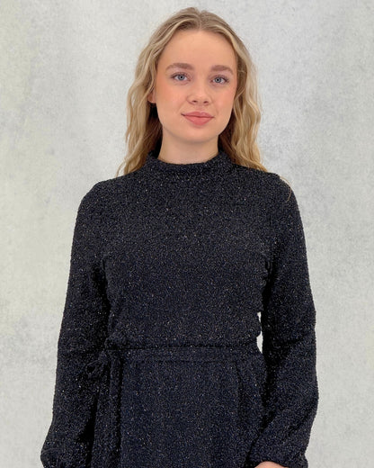 Glitzerndes strukturiertes Abendkleid mit Gürtel