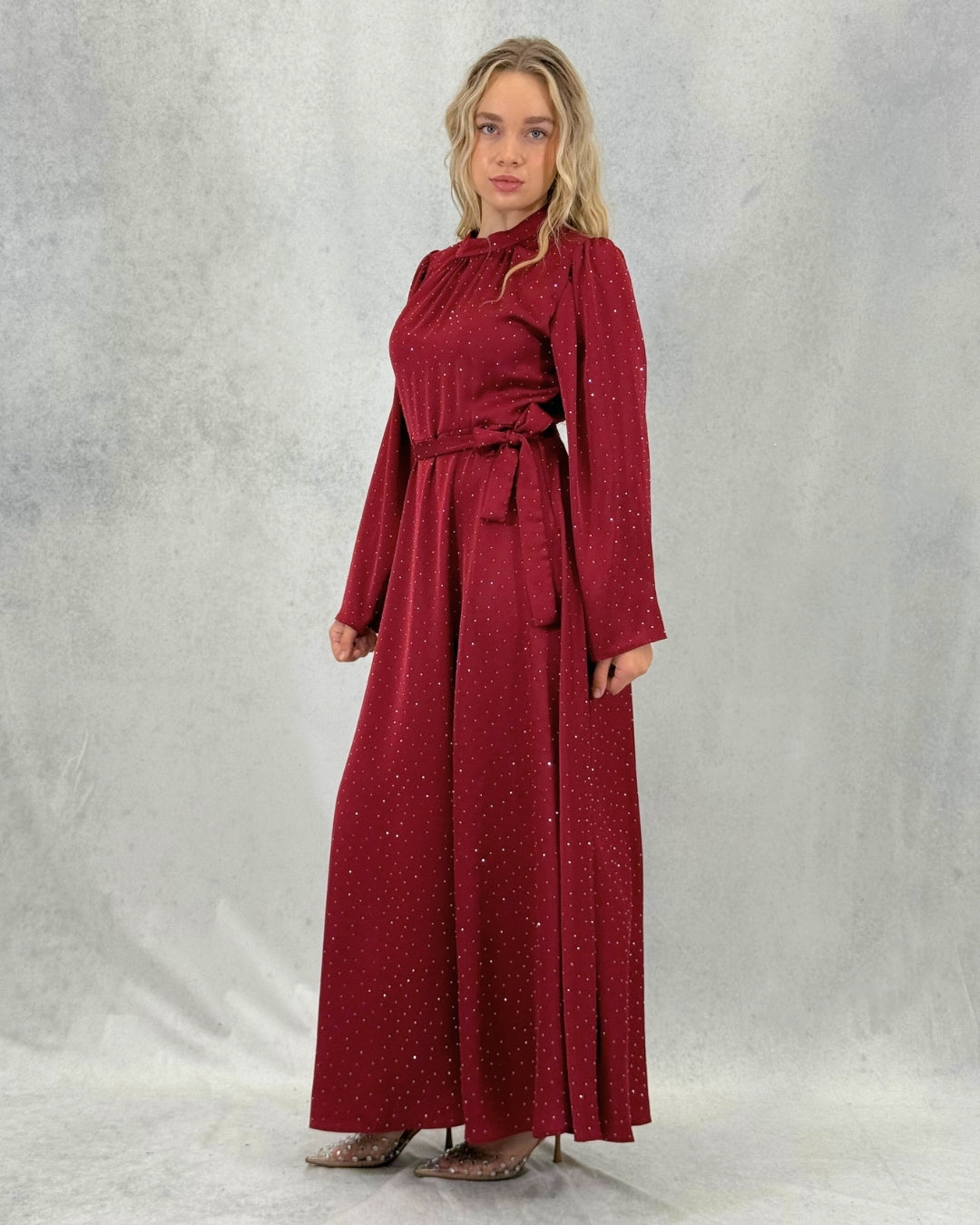 Kleid mit minimalistischem Steindetail und Gürtel