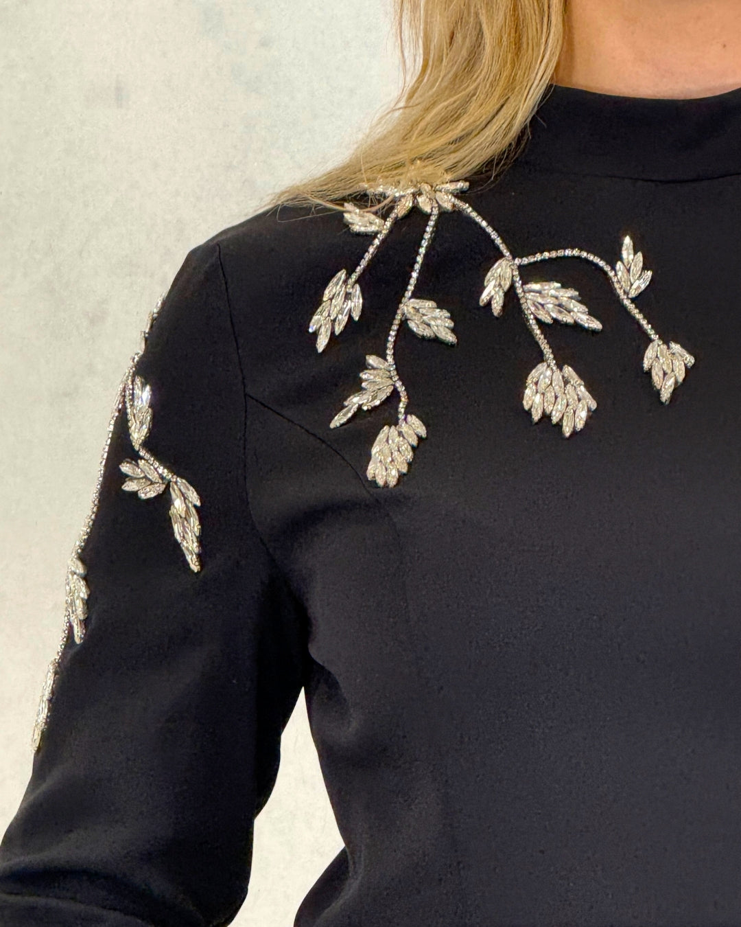 Alvina Stone – Schlichtes Abendkleid mit bestickter Schulterpartie
