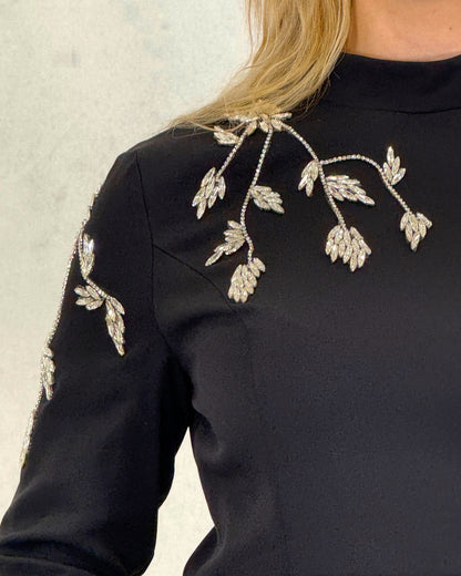 Alvina Stone – Schlichtes Abendkleid mit bestickter Schulterpartie
