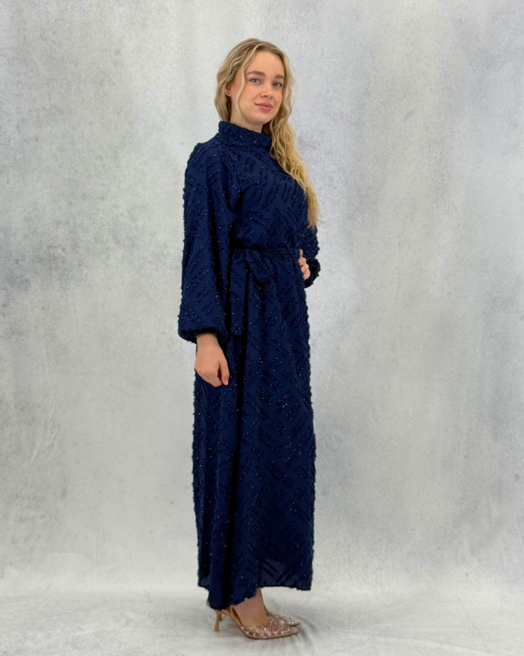 Glitzerndes strukturiertes Kleid mit Gürtel